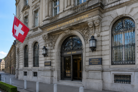 <strong>La Banque nationale suisse devrait privilégier la vigueur de la monnaie plutôt que les hausses de taux dans un contexte d&rsquo;incertitude mondiale</strong>