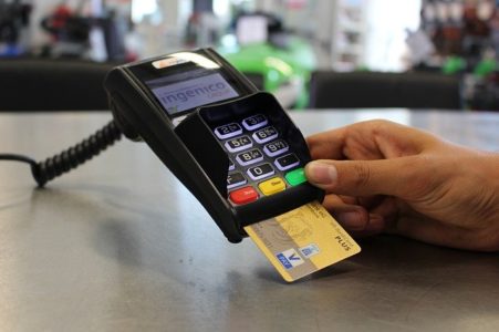 Les paiements sans espèces vont atteindre un niveau record