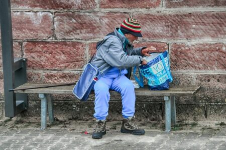 Vivre au milieu de l’incertitude : l’existence précaire au quotidien