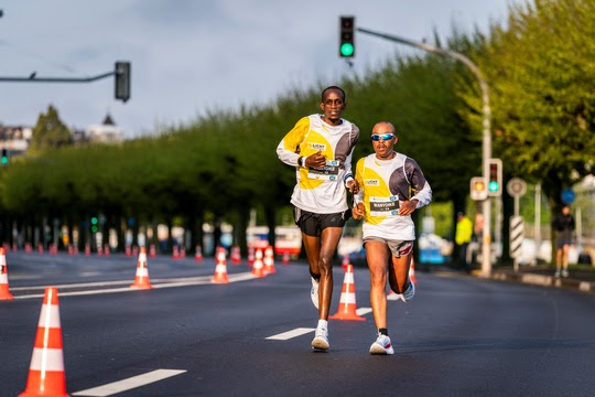 Henry Wanyoike – Ambassadeur de Light for the World et le coureur aveugle le plus rapide du monde – a participé au «Harmony Genève Marathon for UNICEF»